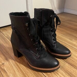 Naturalizer Callie ankle boots size 7 1/2 W.